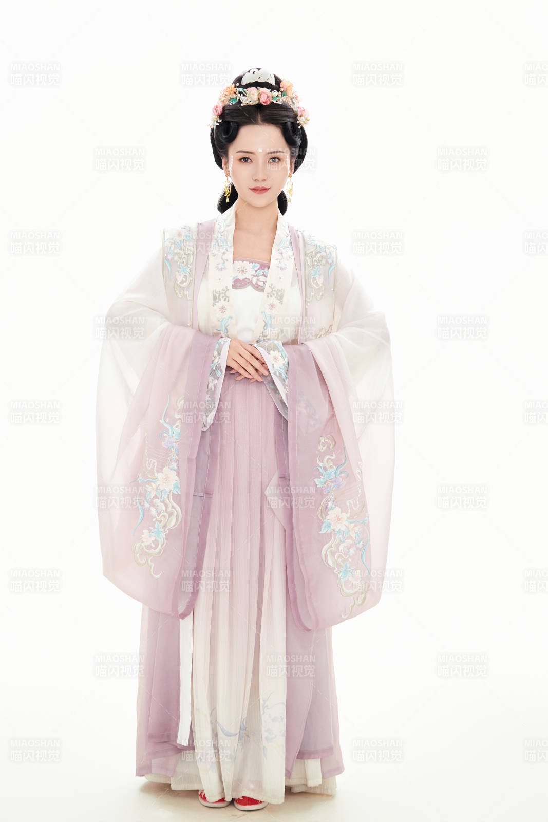 白色背景下穿著南北宋朝漢服的少女