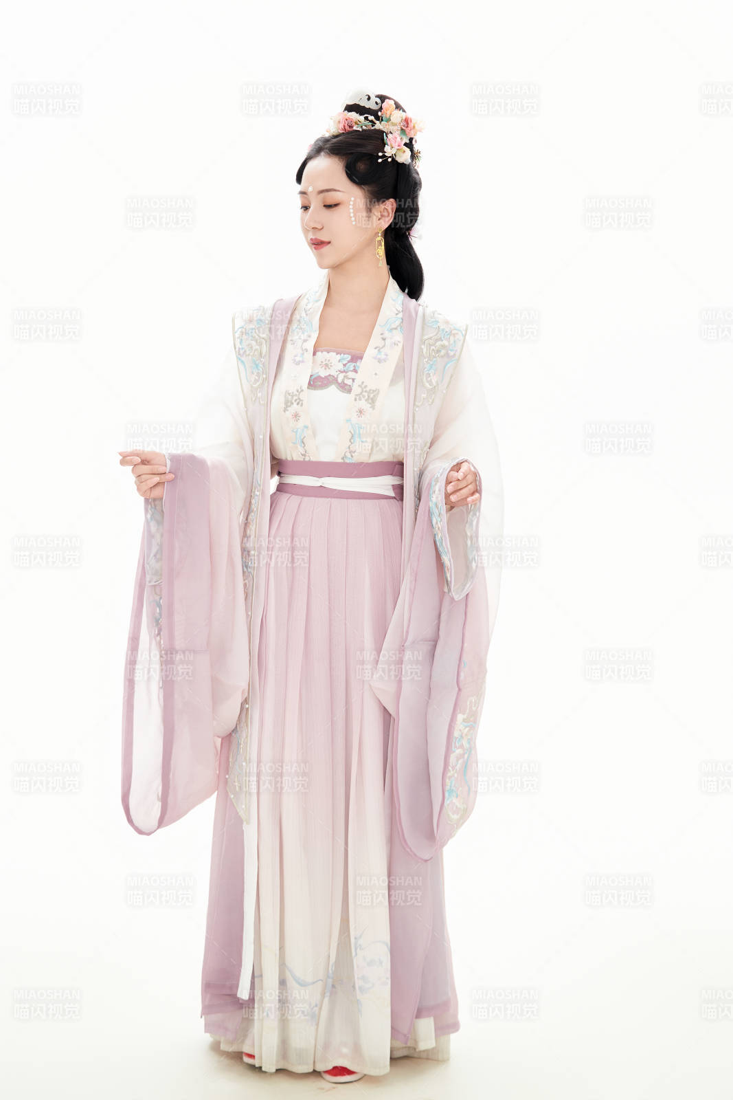 白色背景下穿著南北宋朝漢服的少女