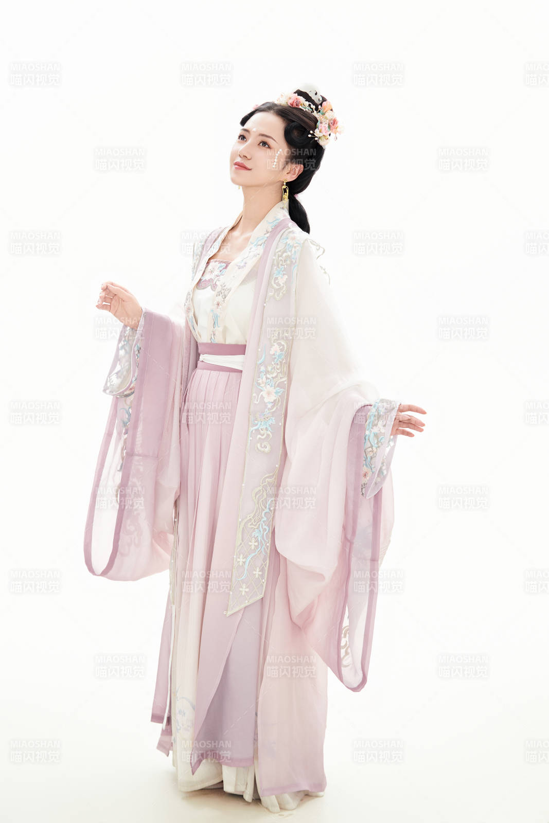 白色背景下穿著南北宋朝漢服的少女
