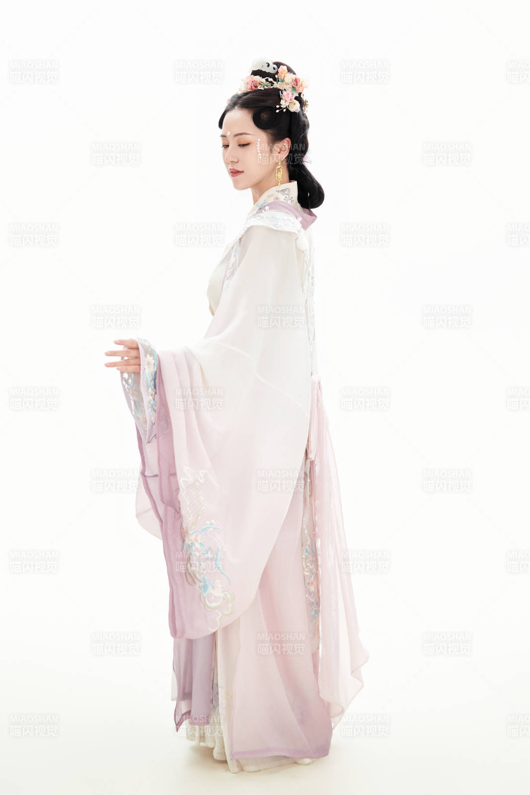 白色背景下穿著南北宋朝漢服的少女