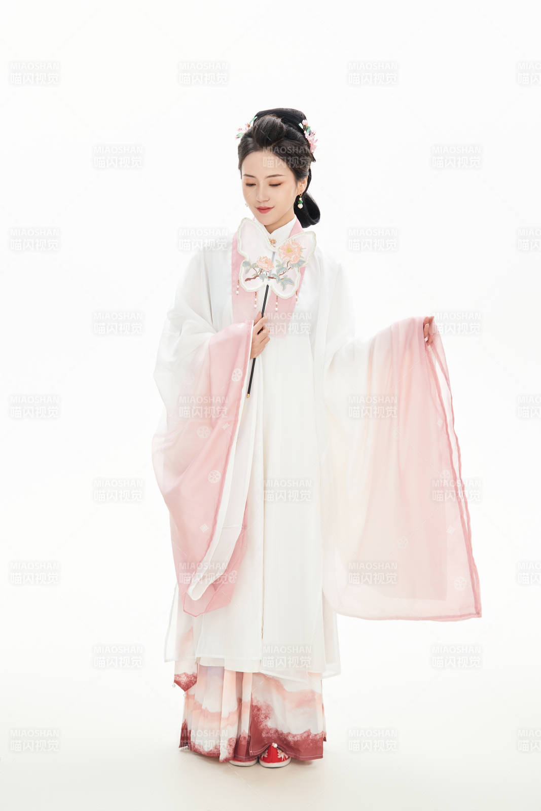 白色背景下穿著魏晉制漢服的少女