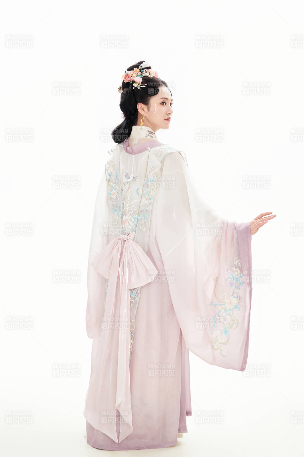 白色背景下穿著南北宋朝漢服的少女