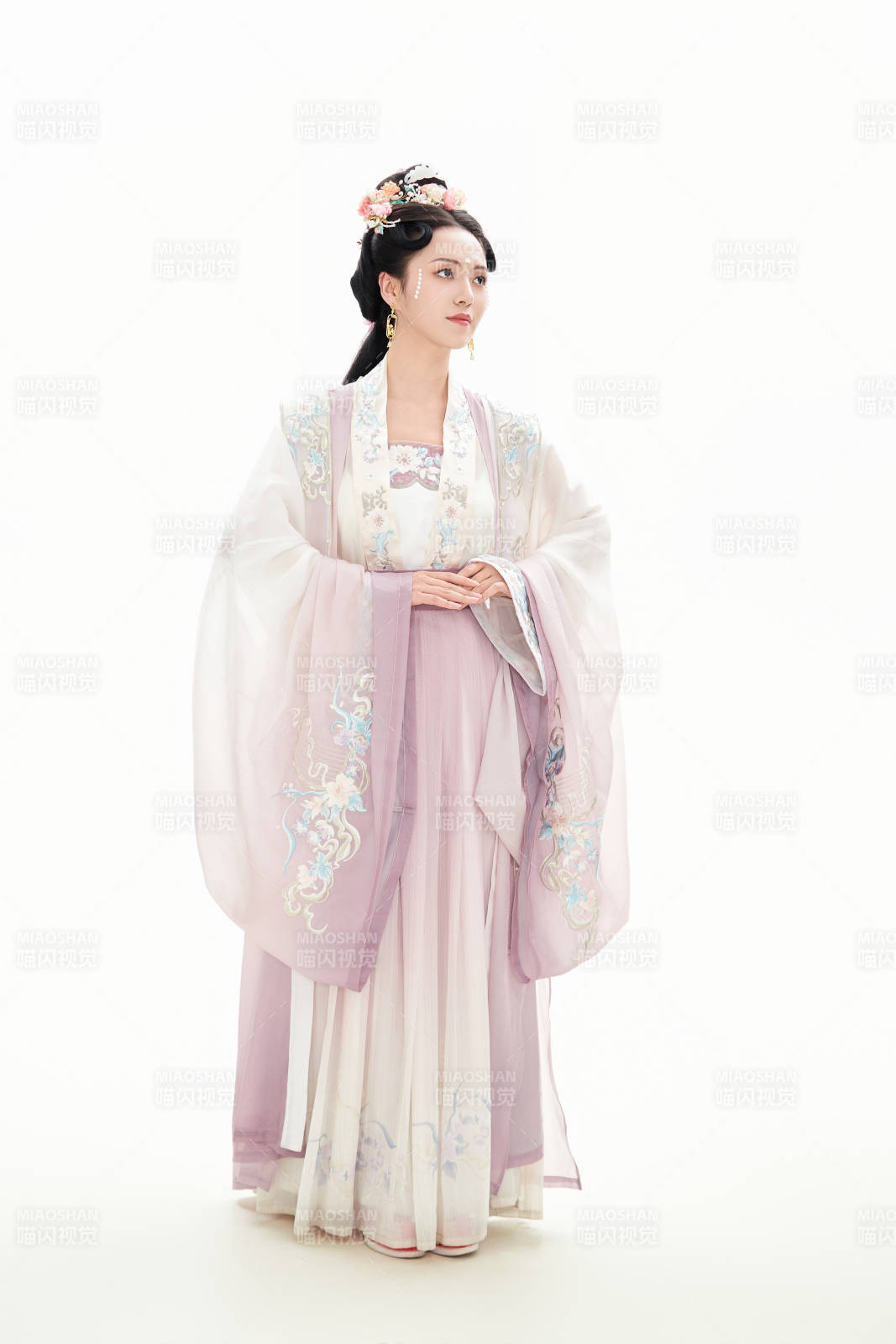 白色背景下穿著南北宋朝漢服的少女