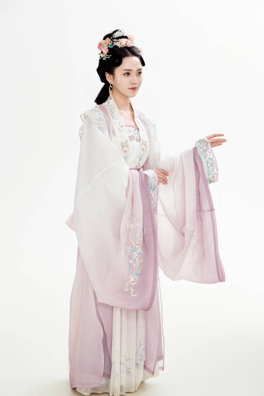 白色背景下穿着南北宋朝汉服的少女