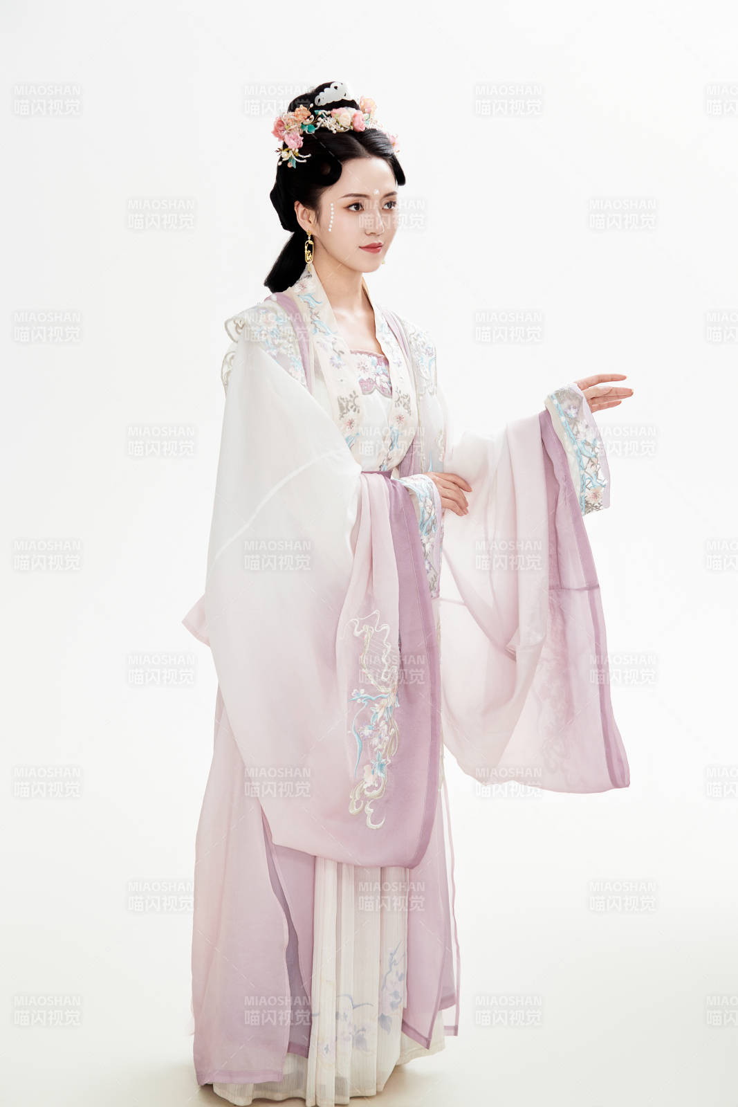 白色背景下穿着南北宋朝汉服的少女