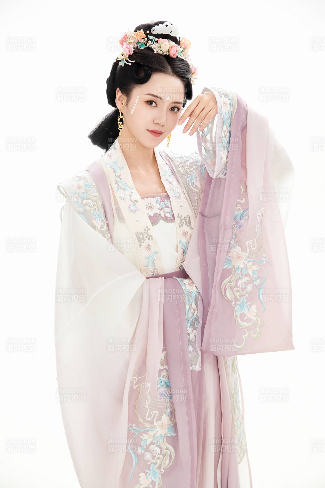 白色背景下穿着南北宋朝汉服的少女图片