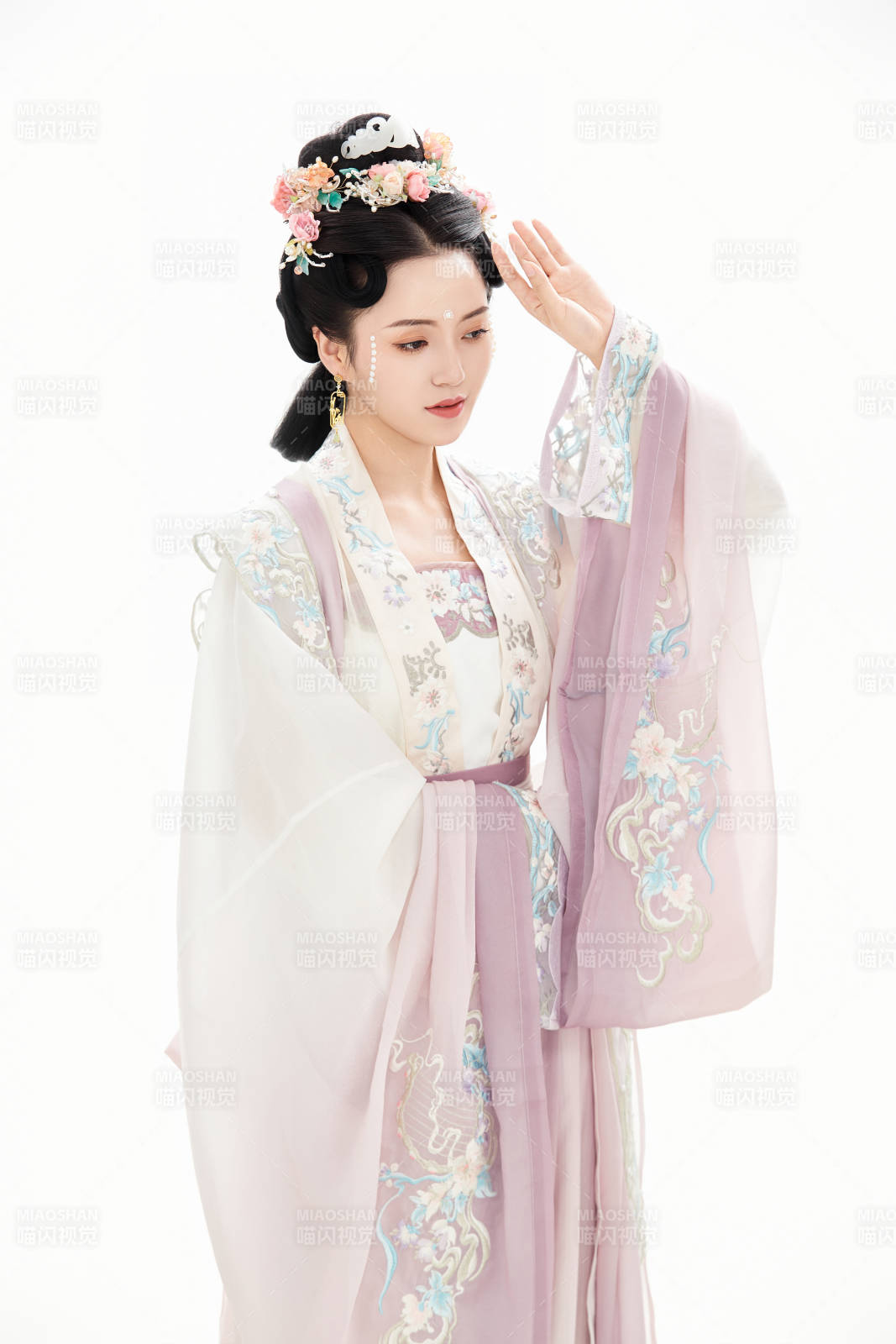 白色背景下穿着南北宋朝汉服的少女图片