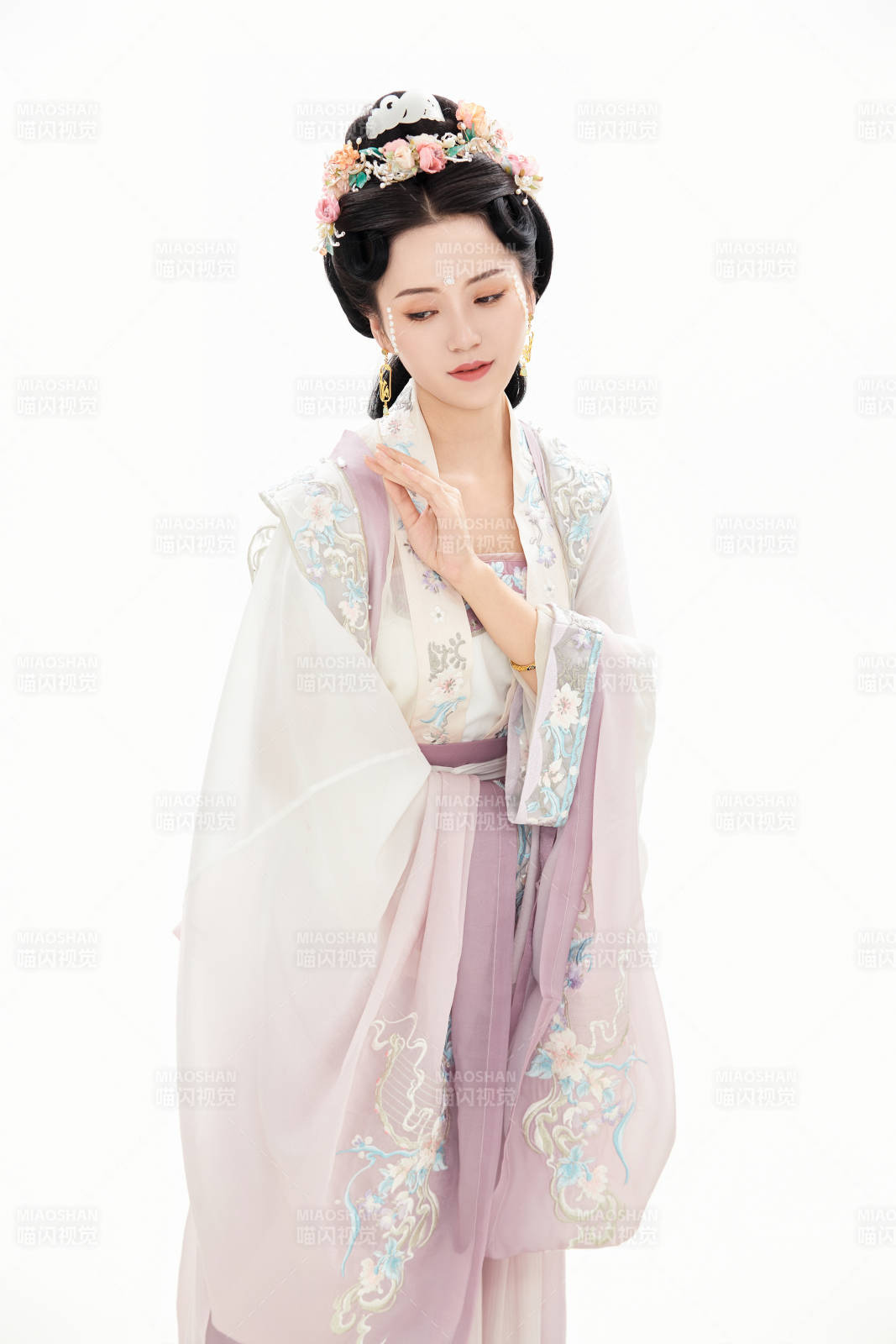 白色背景下穿著南北宋朝漢服的少女