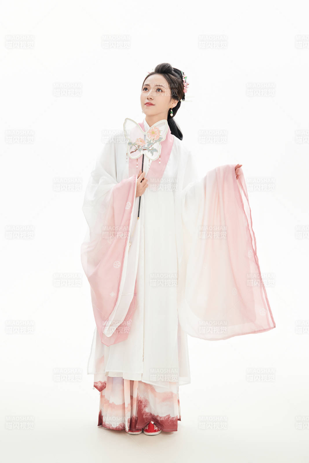 白色背景下穿著魏晉制漢服的少女