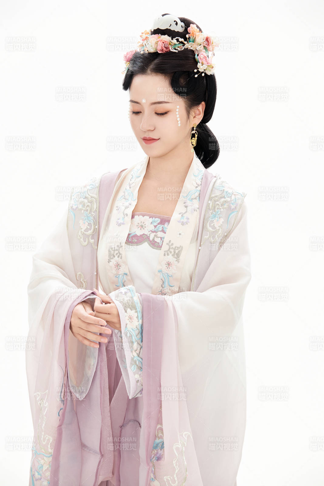 白色背景下穿著南北宋朝漢服的少女