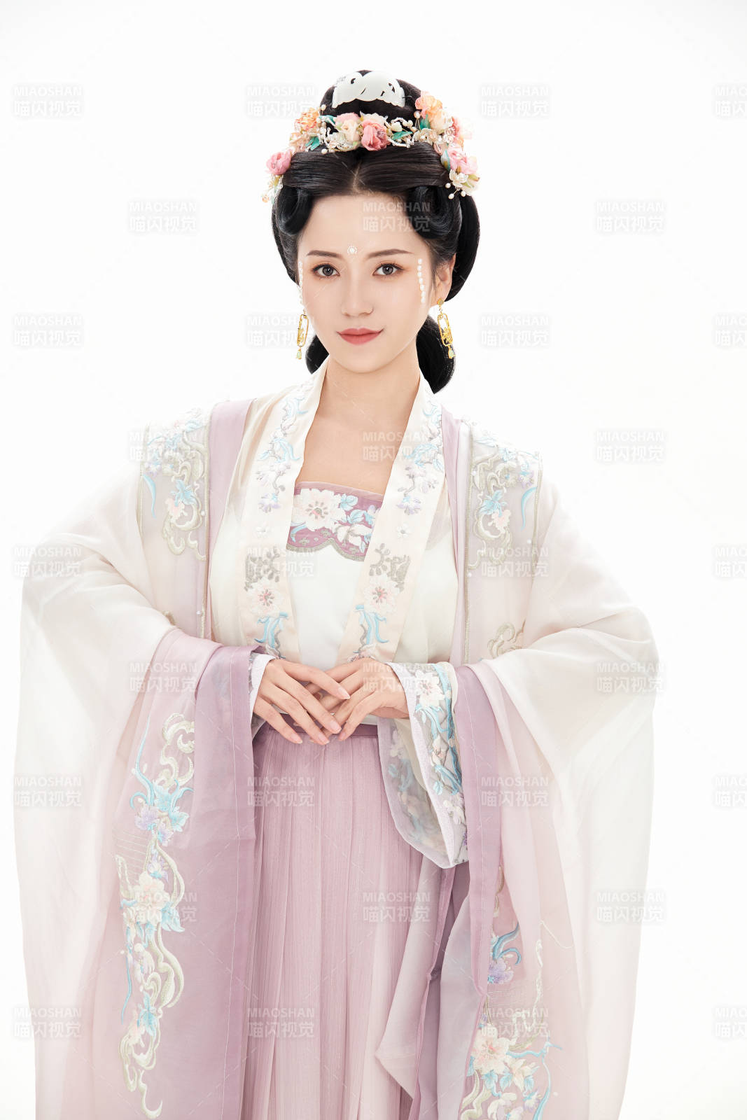 白色背景下穿著南北宋朝漢服的少女