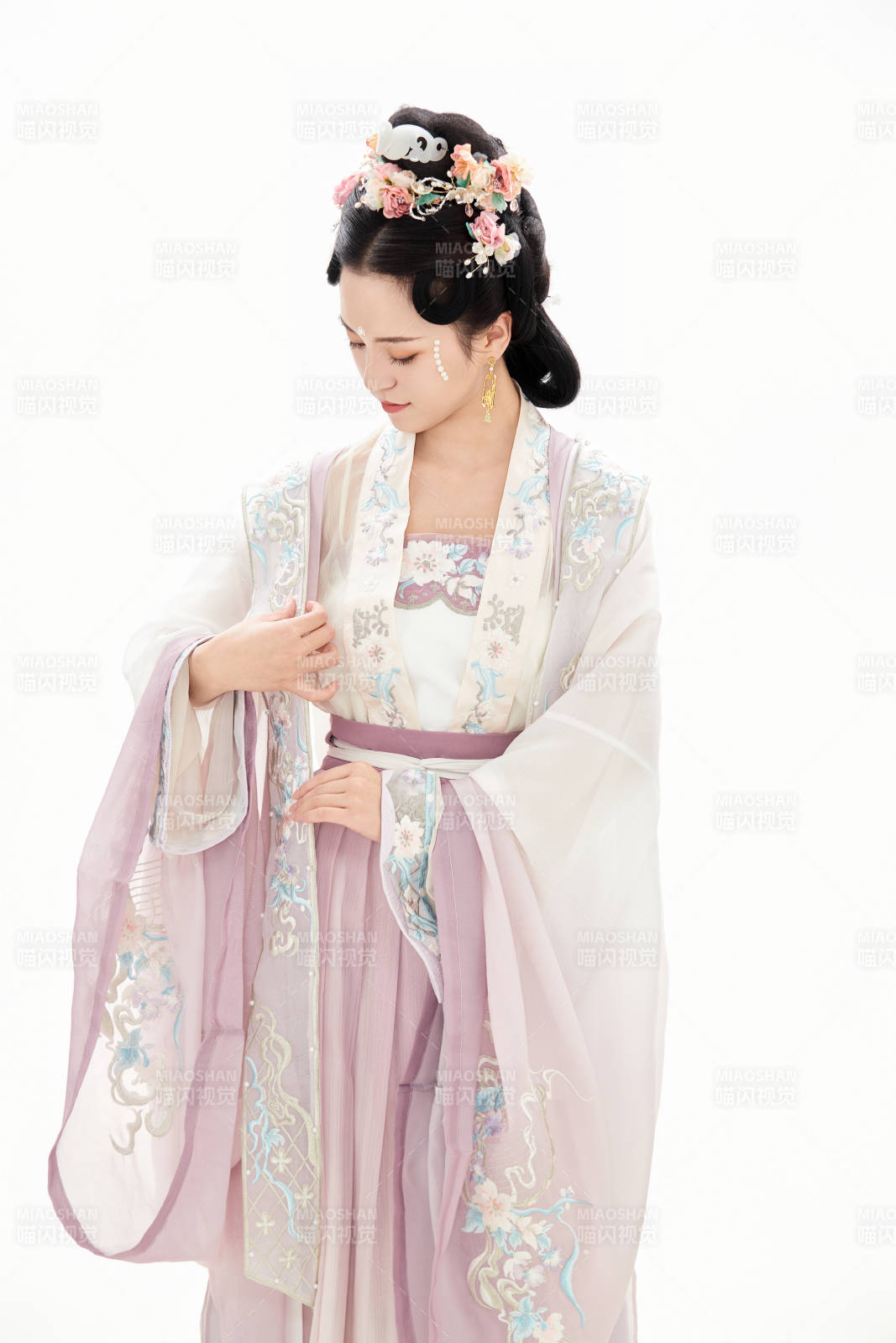 白色背景下穿著南北宋朝漢服的少女