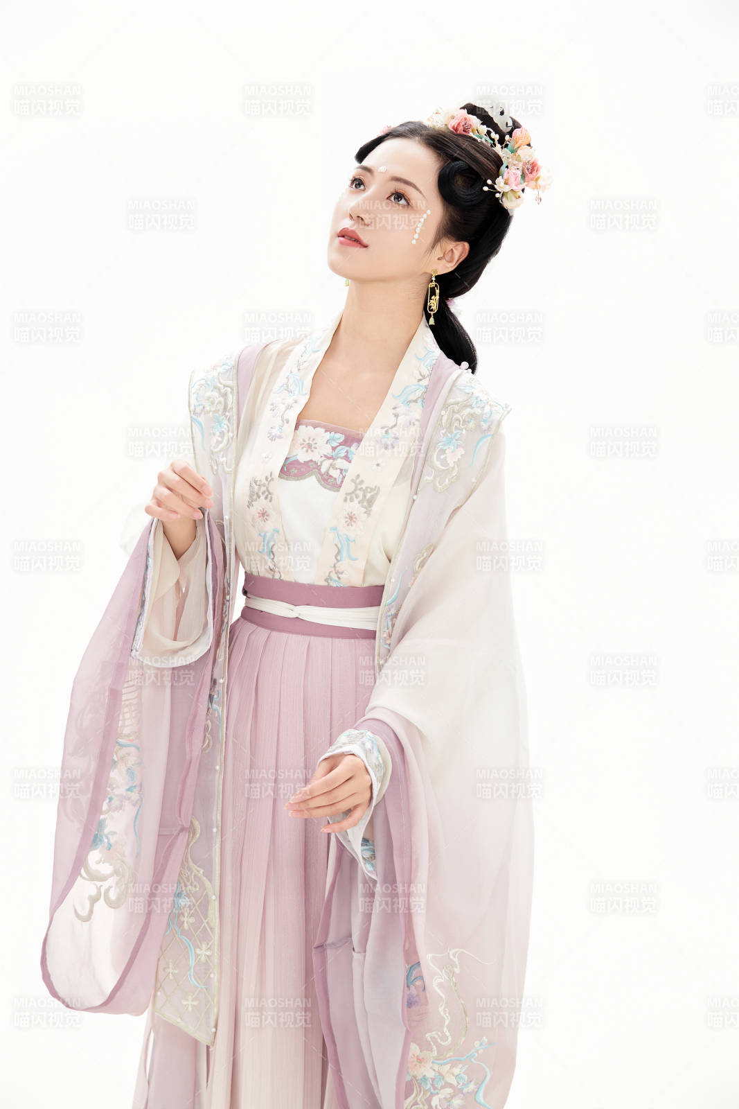 白色背景下穿著南北宋朝漢服的少女