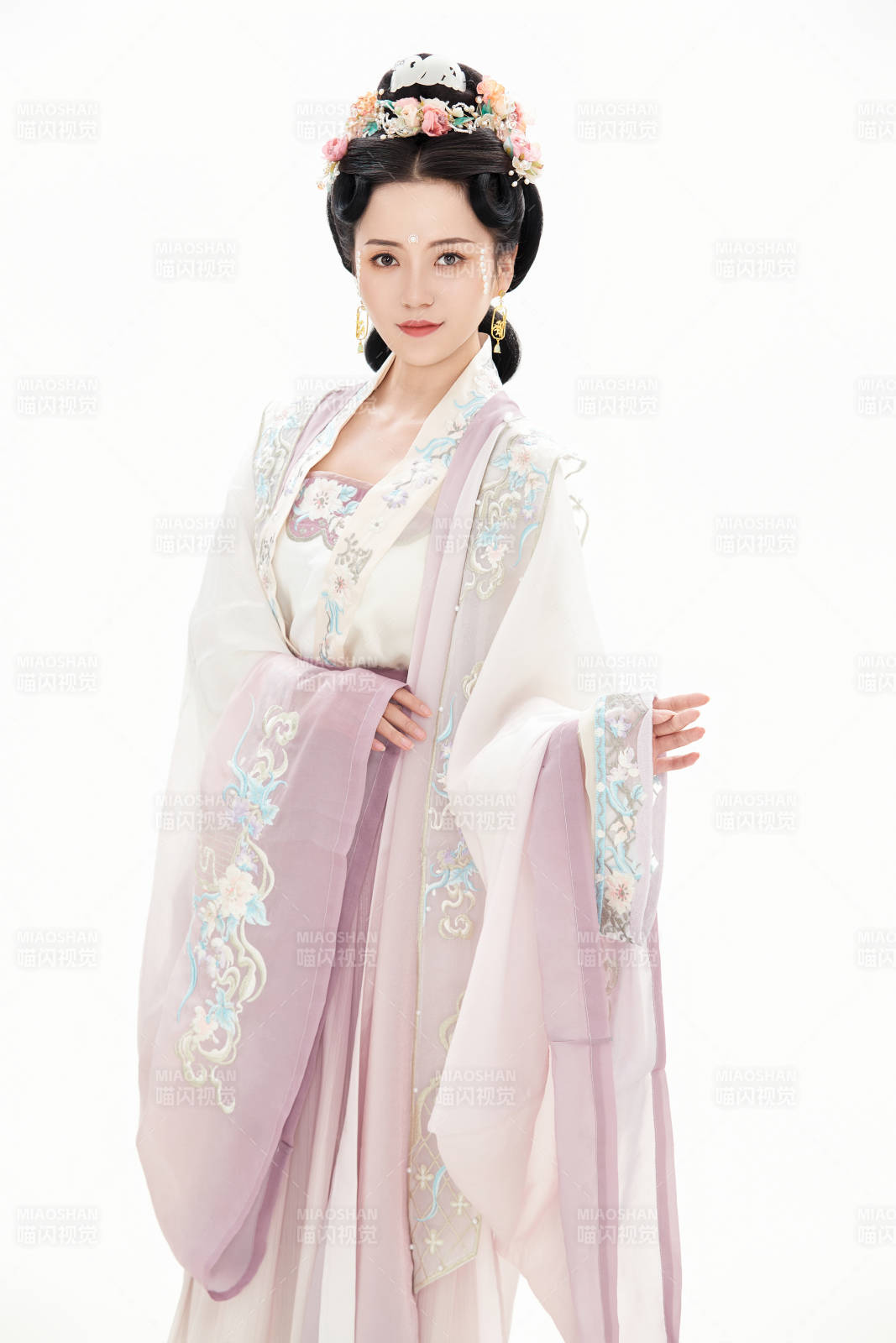 白色背景下穿著南北宋朝漢服的少女
