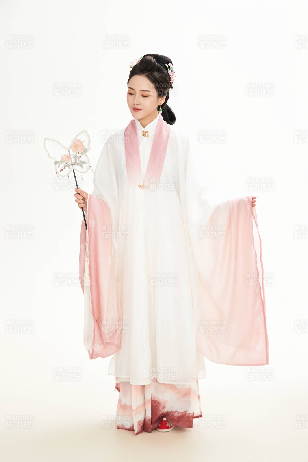 白色背景下穿著魏晉制漢服的少女