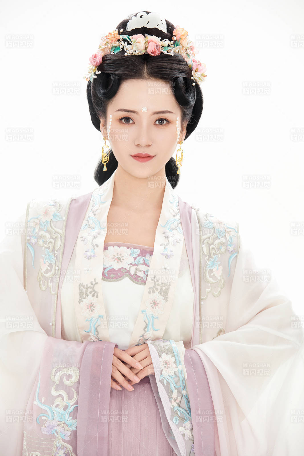 白色背景下穿著南北宋朝漢服的少女