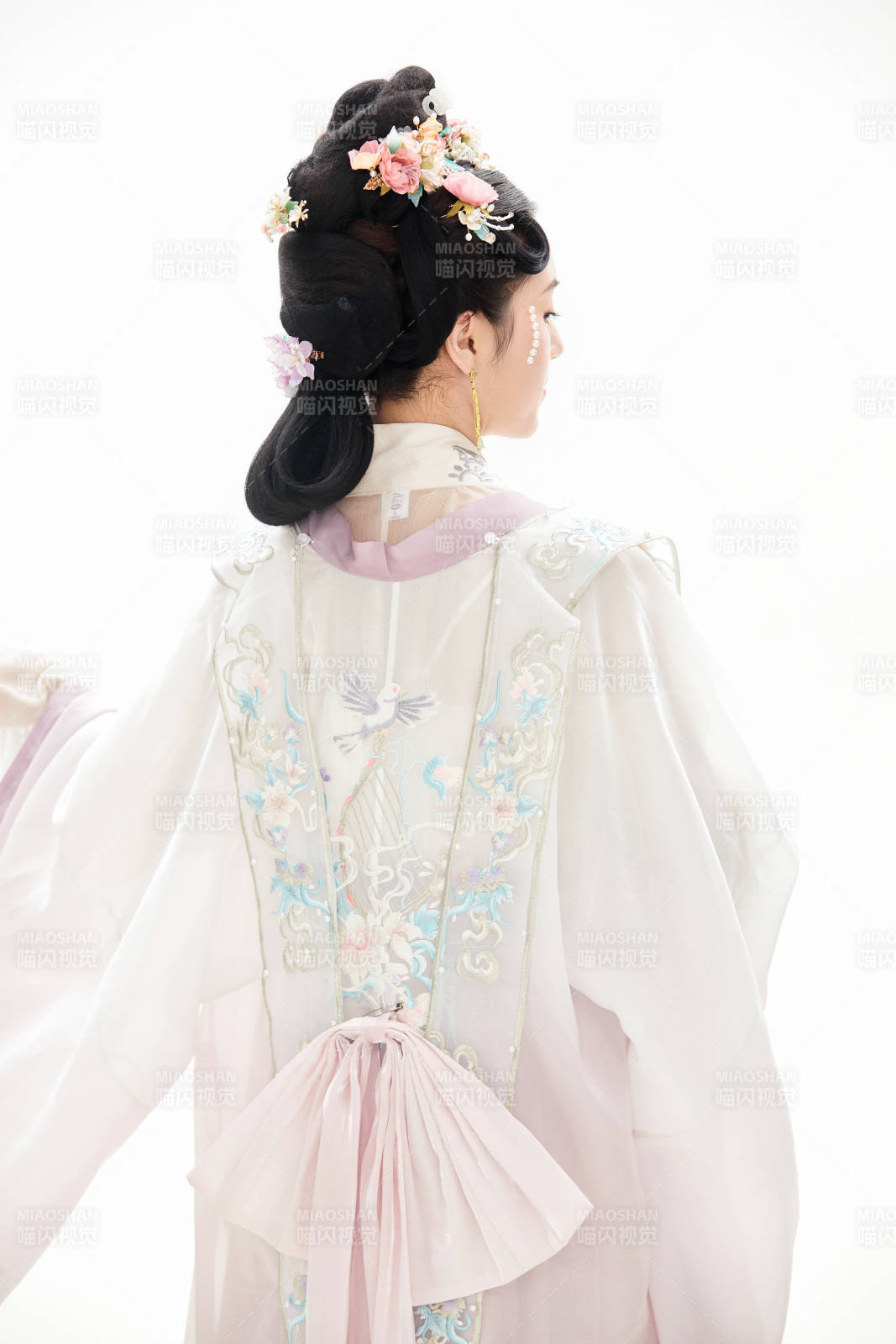 白色背景下穿著南北宋朝漢服的少女