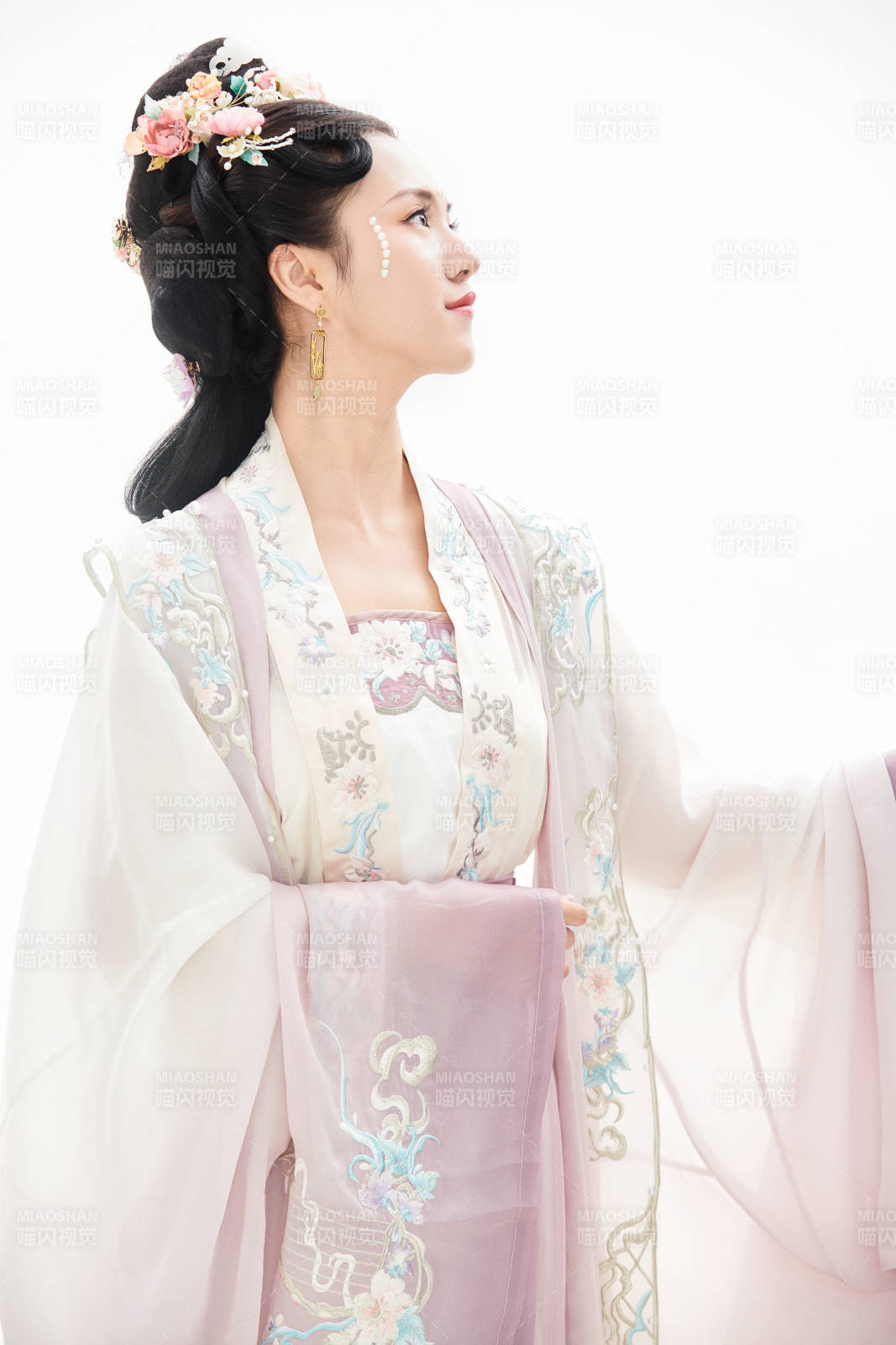 白色背景下穿著南北宋朝漢服的少女