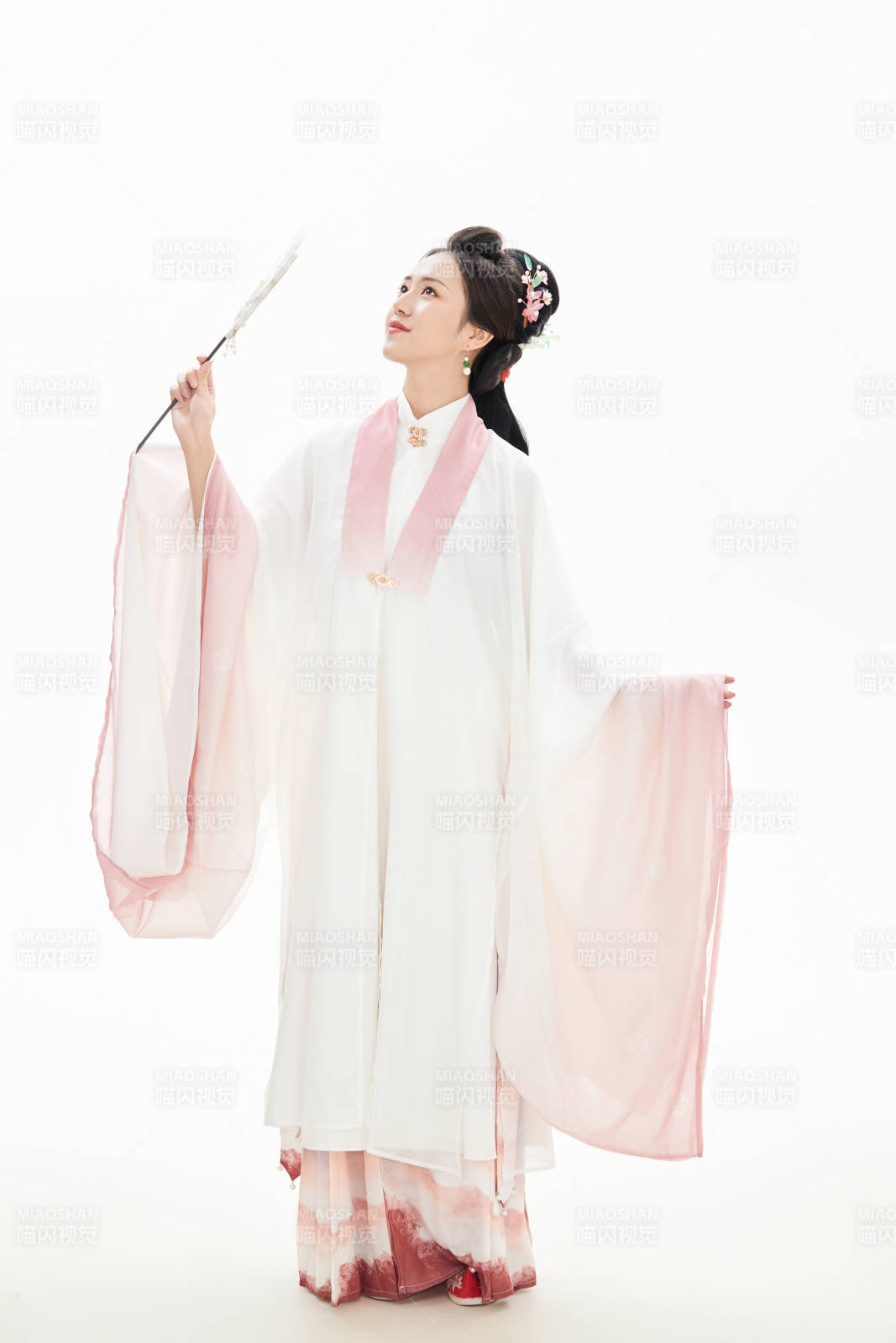 白色背景下穿著魏晉制漢服的少女