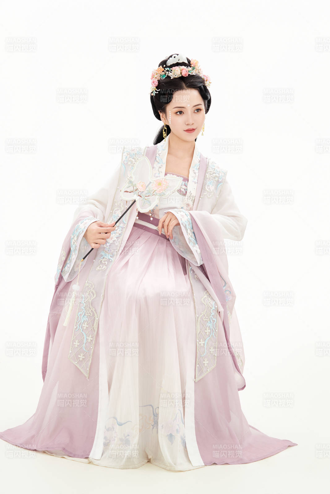 白色背景下穿著南北宋朝漢服的少女