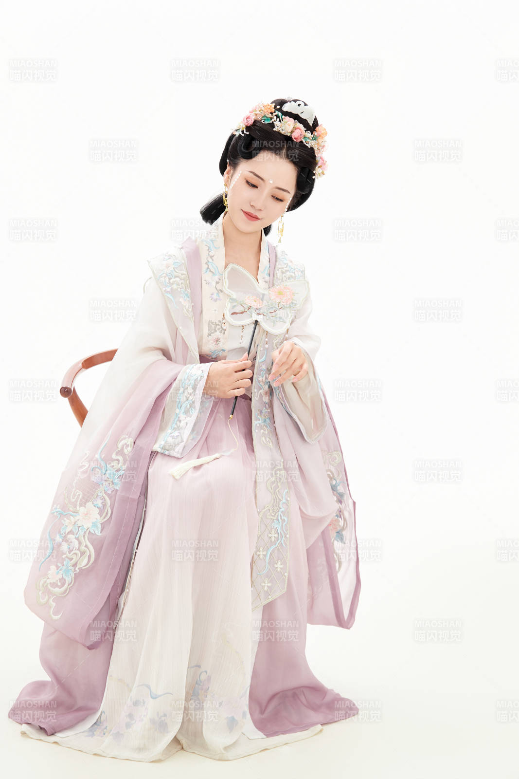 白色背景下穿著南北宋朝漢服的少女