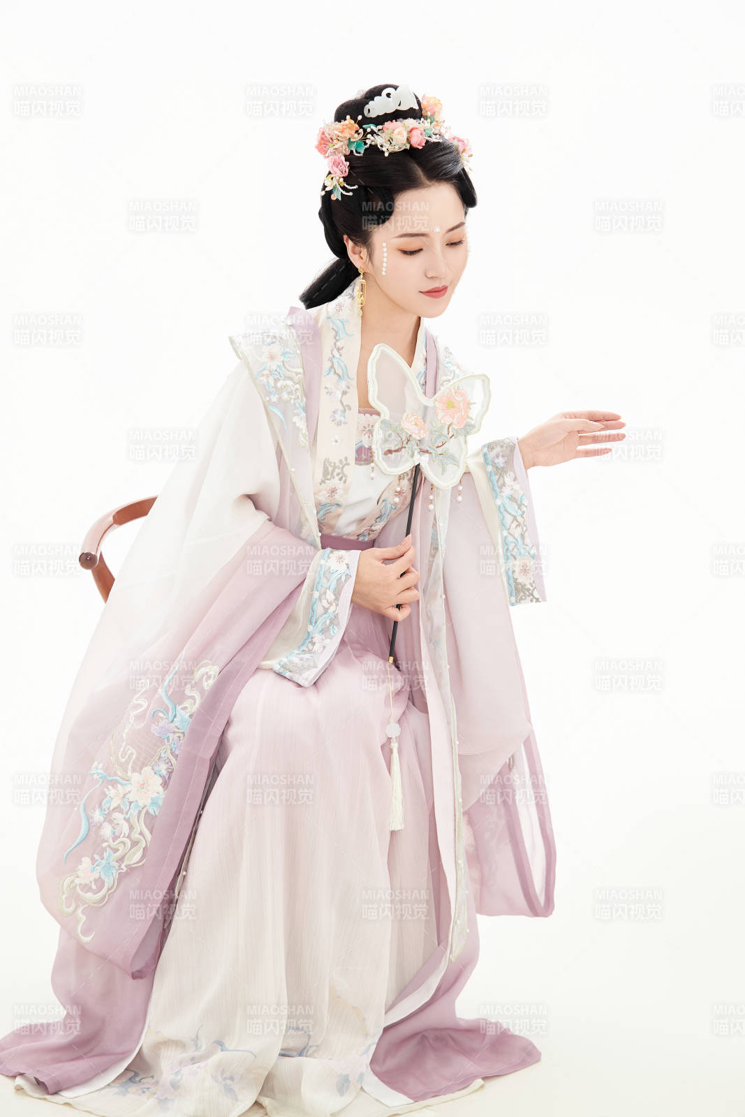 白色背景下穿着南北宋朝汉服的少女图片