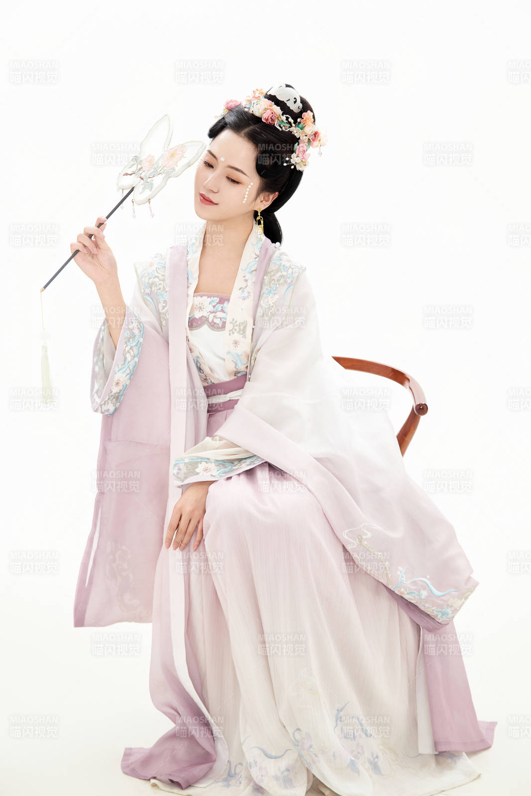 白色背景下穿著南北宋朝漢服的少女