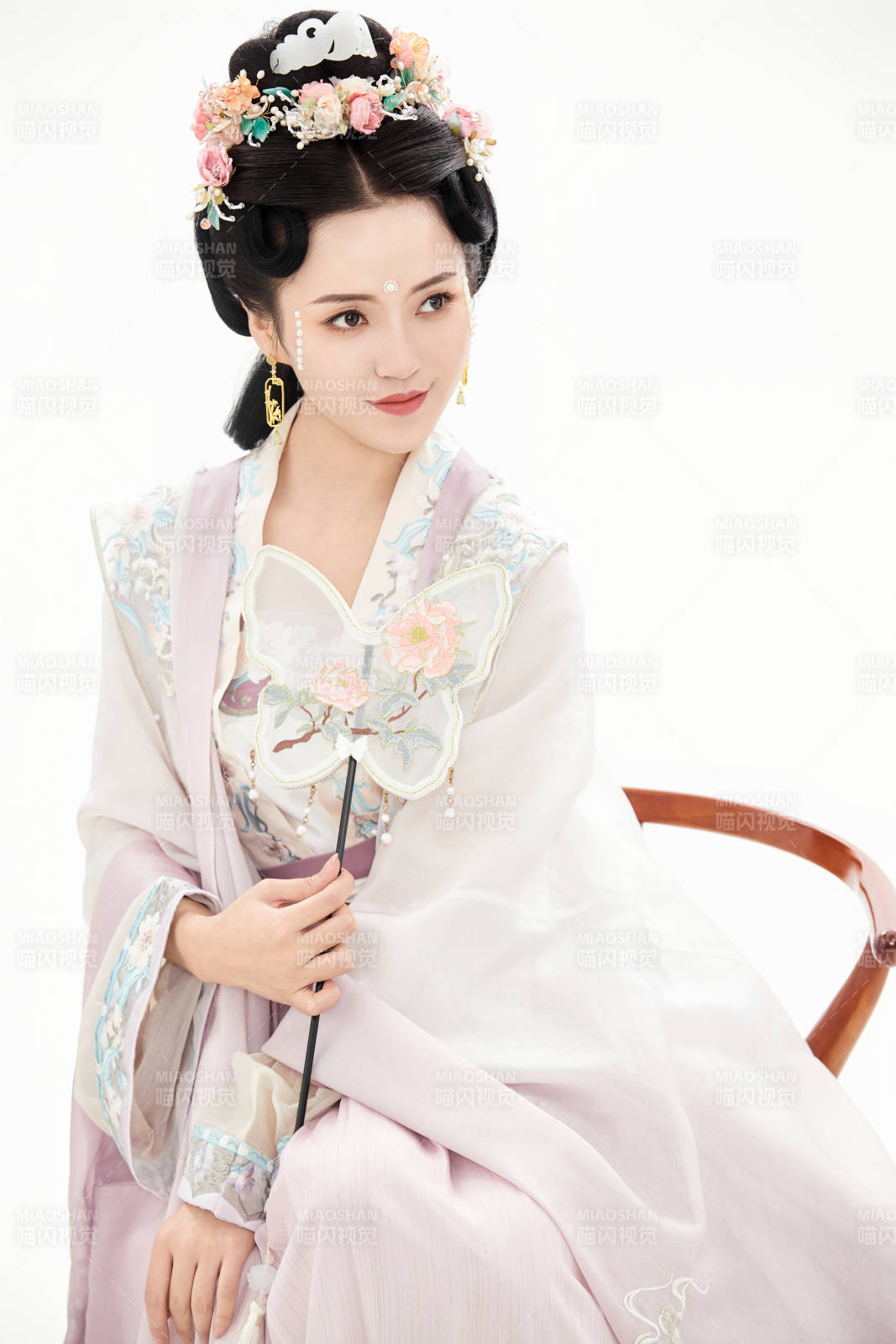 白色背景下穿著南北宋朝漢服的少女