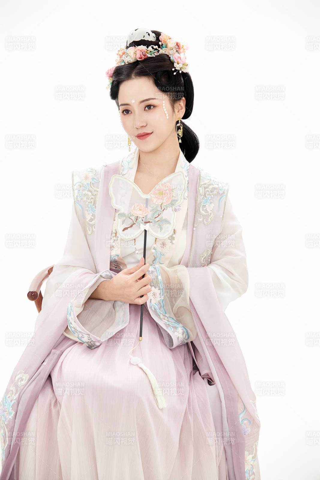 白色背景下穿著南北宋朝漢服的少女