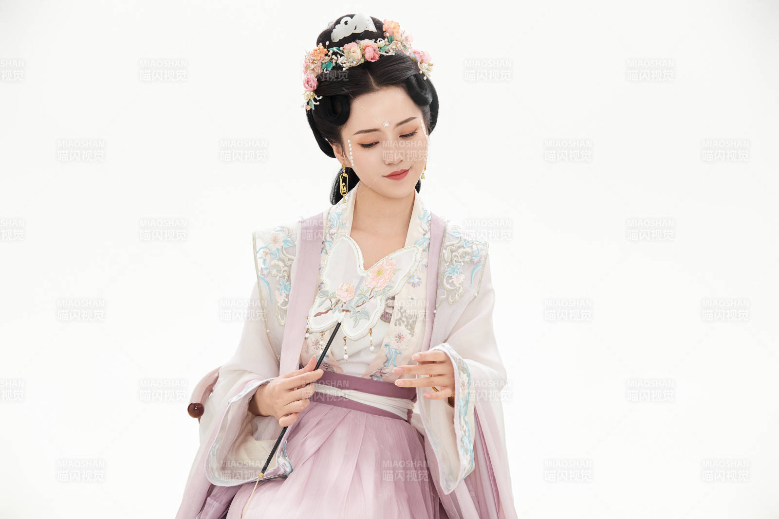 白色背景下穿著南北宋朝漢服的少女