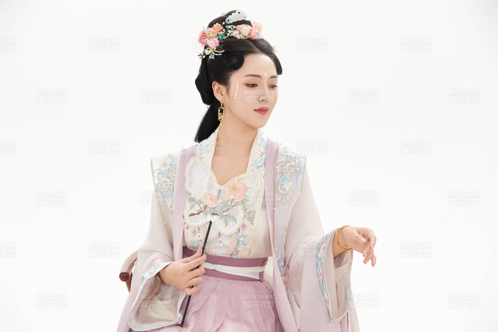 白色背景下穿著南北宋朝漢服的少女