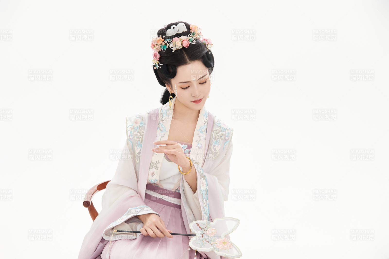 白色背景下穿著南北宋朝漢服的少女