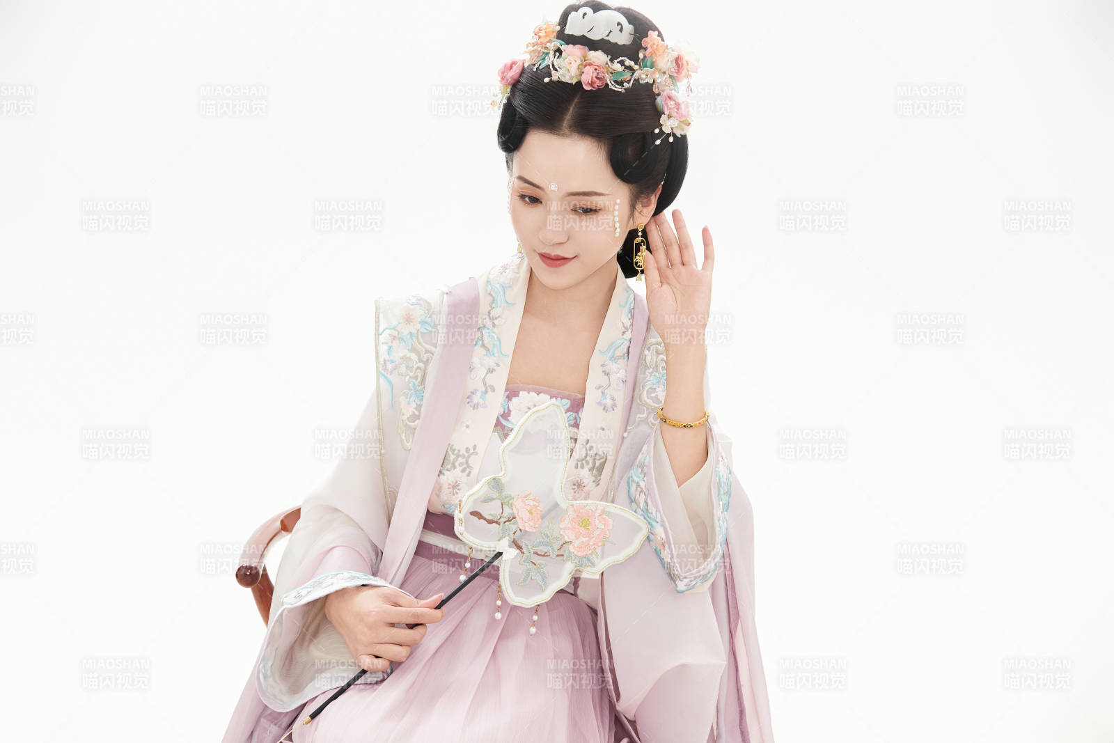 白色背景下穿著南北宋朝漢服的少女