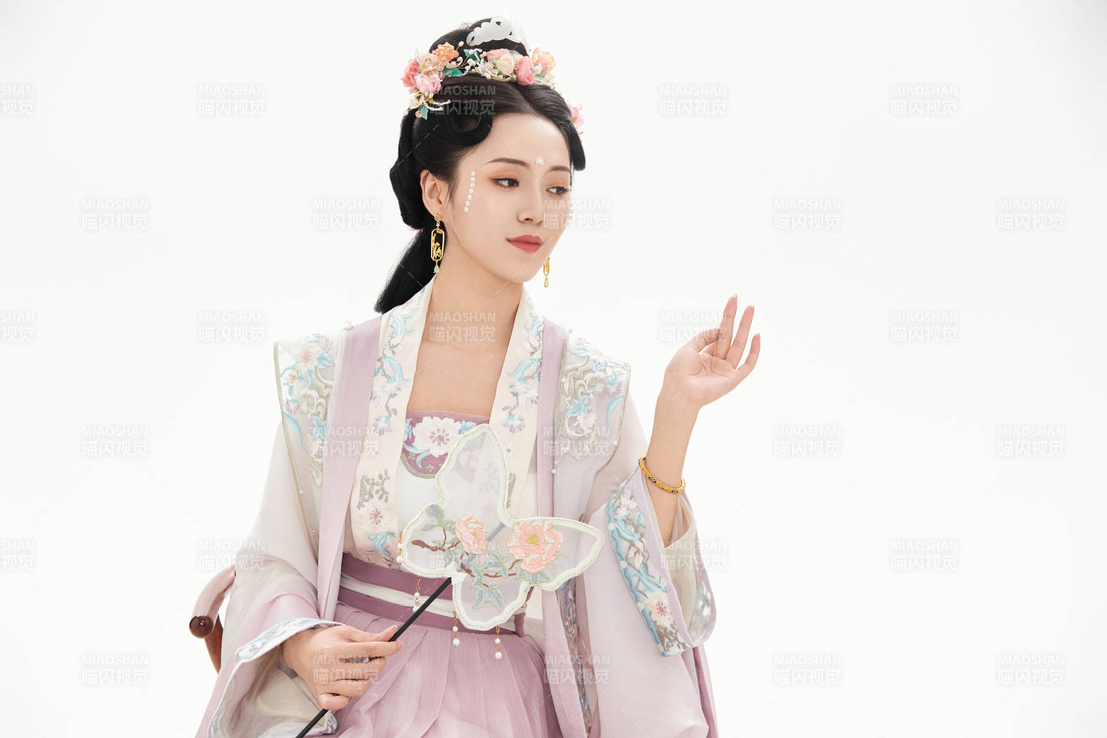 白色背景下穿著南北宋朝漢服的少女