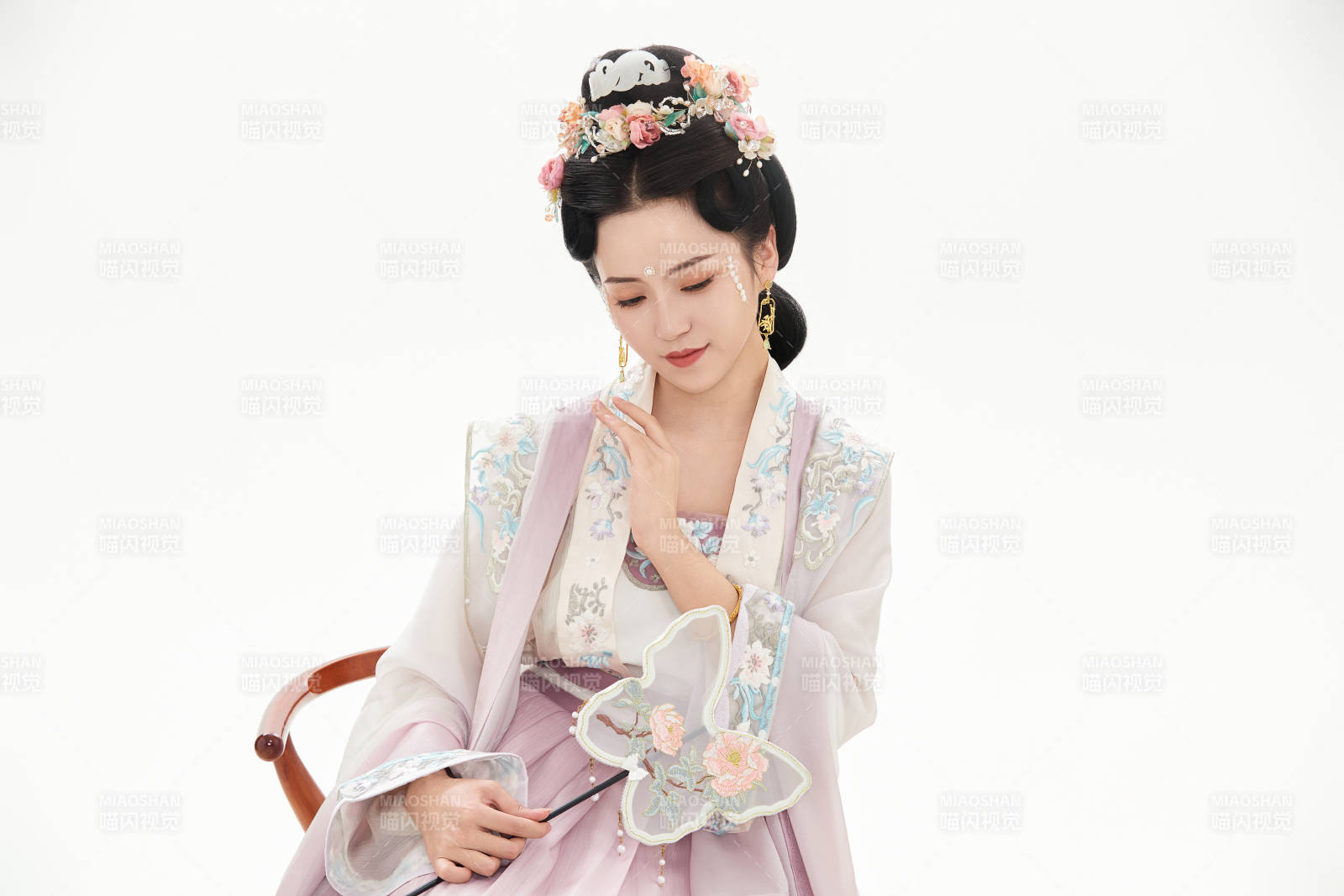 白色背景下穿著南北宋朝漢服的少女