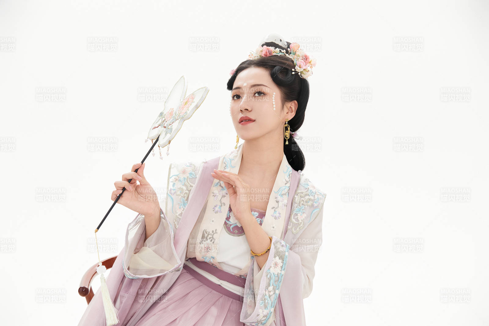 白色背景下穿著南北宋朝漢服的少女