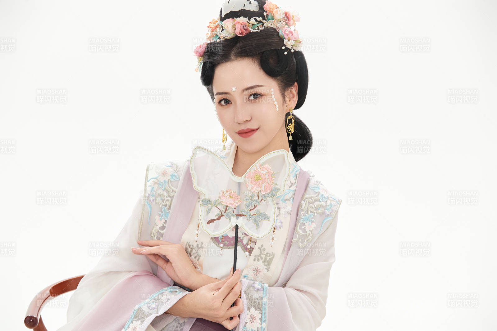 白色背景下穿著南北宋朝漢服的少女