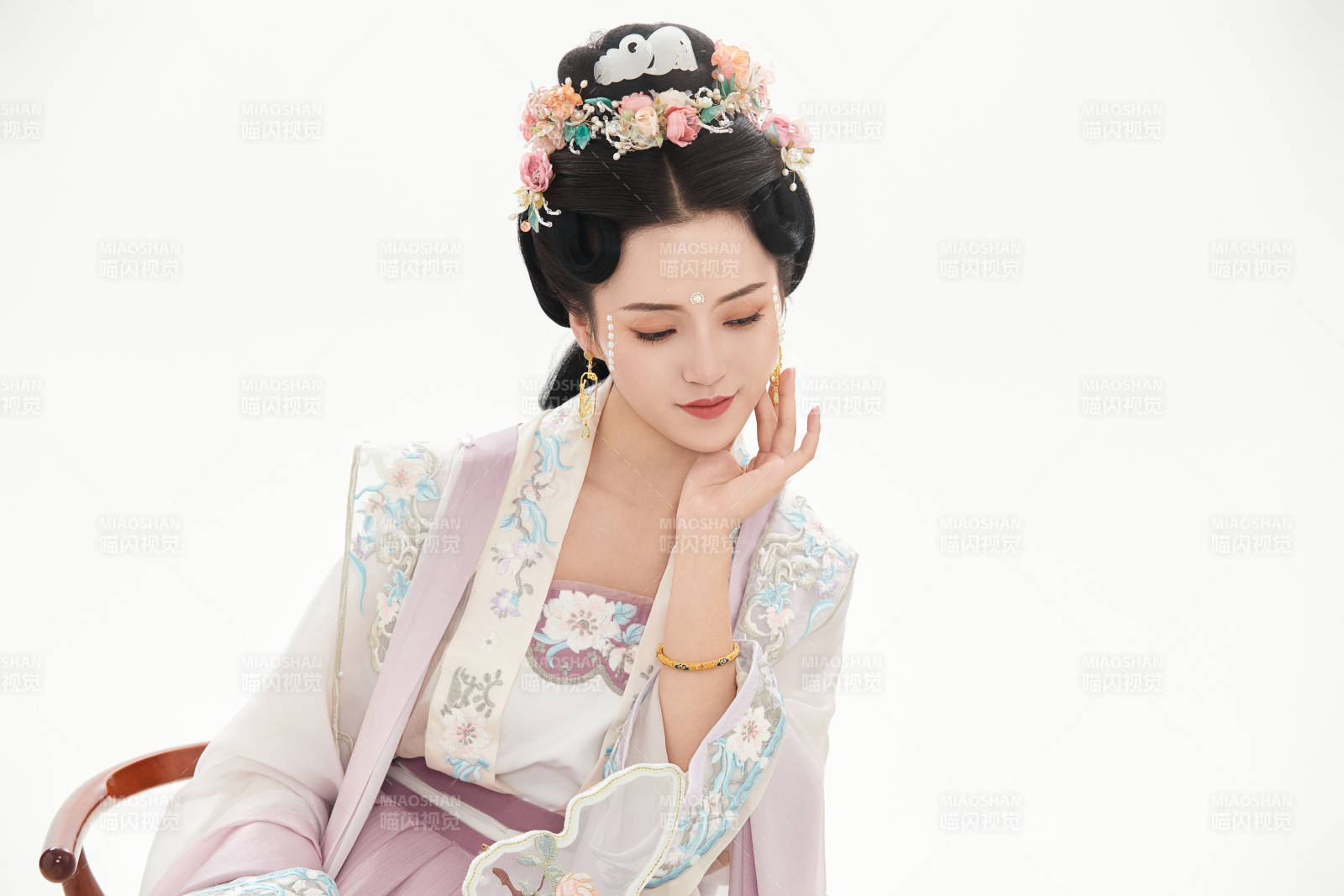 白色背景下穿著南北宋朝漢服的少女