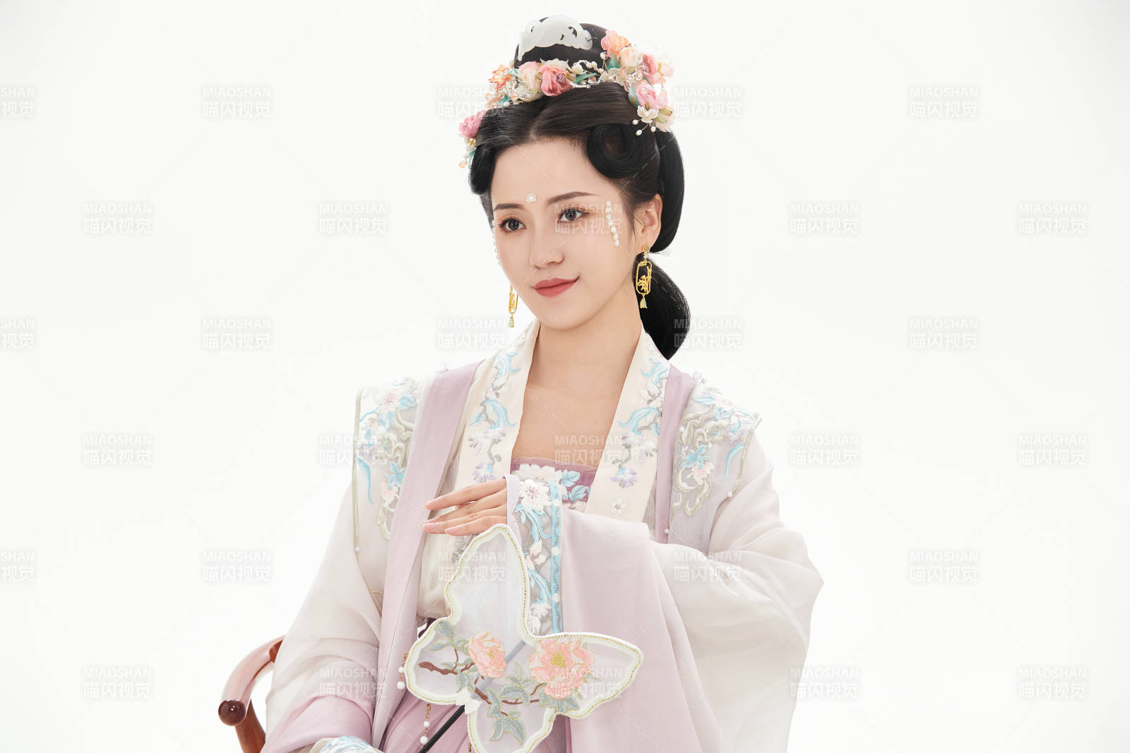 白色背景下穿着南北宋朝汉服的少女图片