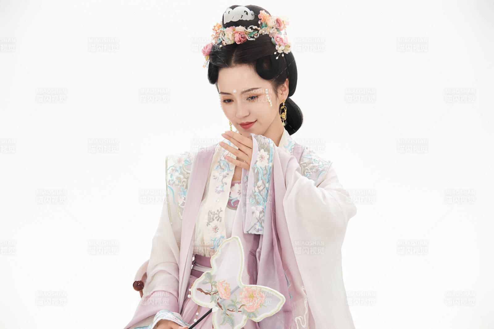 白色背景下穿着南北宋朝汉服的少女图片