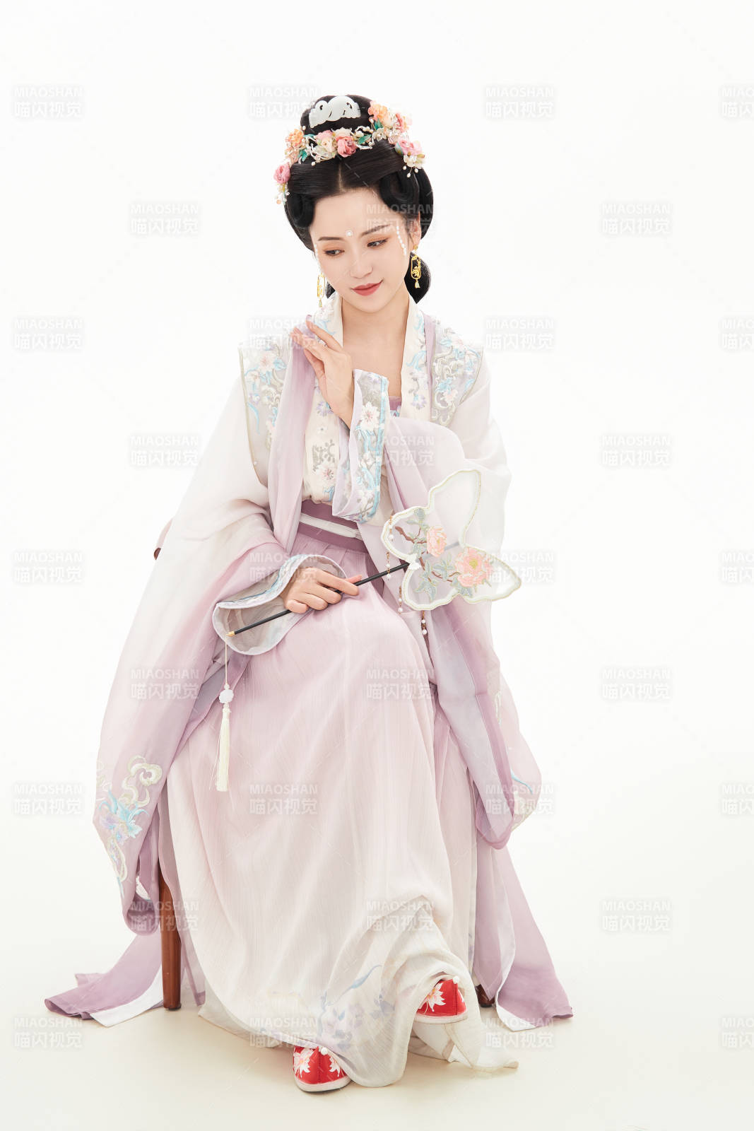 白色背景下穿着南北宋朝汉服的少女