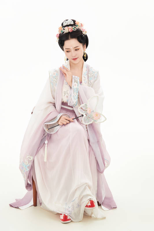 白色背景下穿着南北宋朝汉服的少女