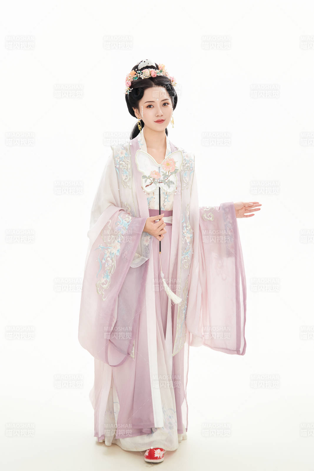 白色背景下穿著南北宋朝漢服的少女