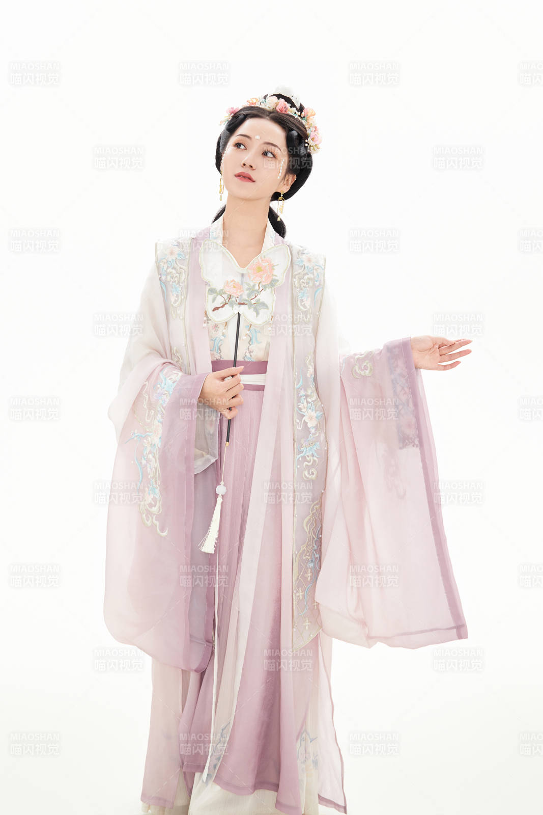 白色背景下穿著南北宋朝漢服的少女