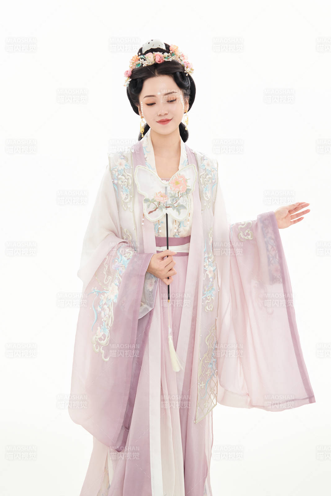 白色背景下穿着南北宋朝汉服的少女图片