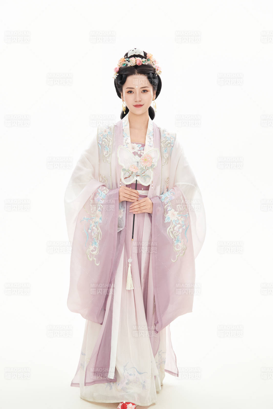 白色背景下穿著南北宋朝漢服的少女