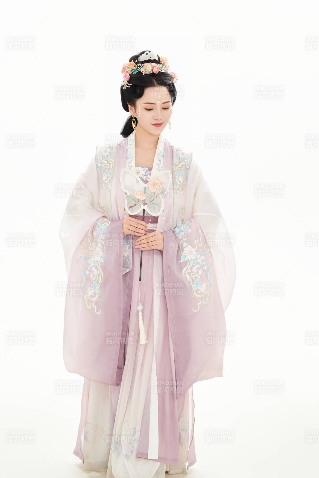 白色背景下穿著南北宋朝漢服的少女