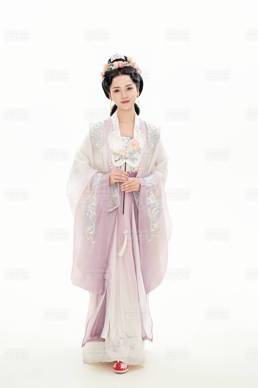 白色背景下穿著南北宋朝漢服的少女