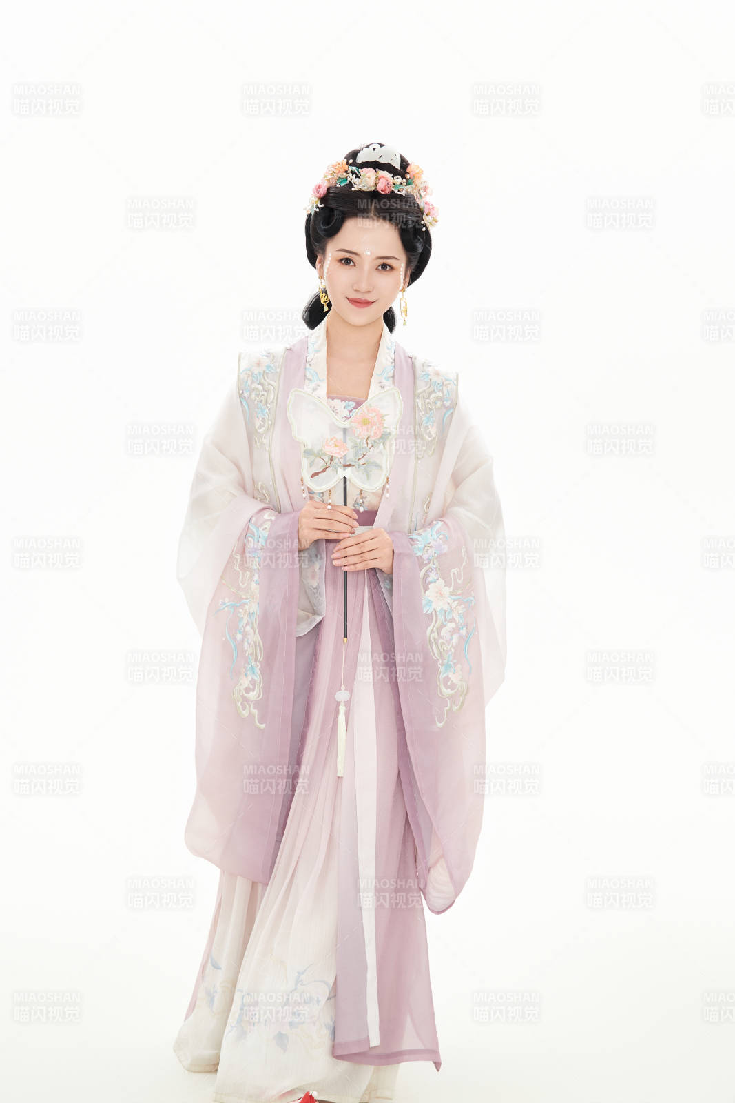 白色背景下穿著南北宋朝漢服的少女