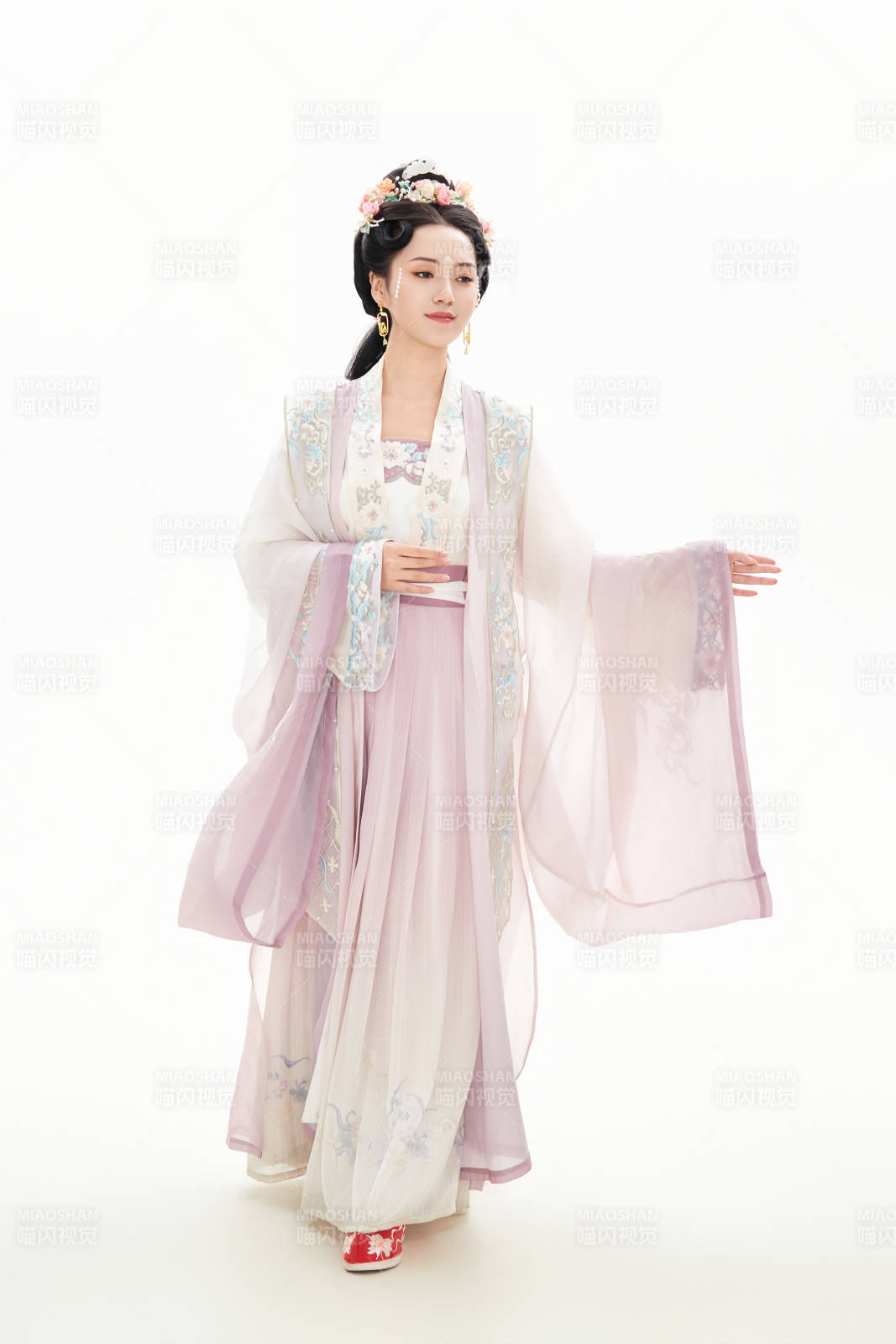 白色背景下穿著南北宋朝漢服的少女